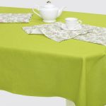 Lindgrüne Tischdecke mit 6 Servietten. Farbe kann vom Foto abweichen.